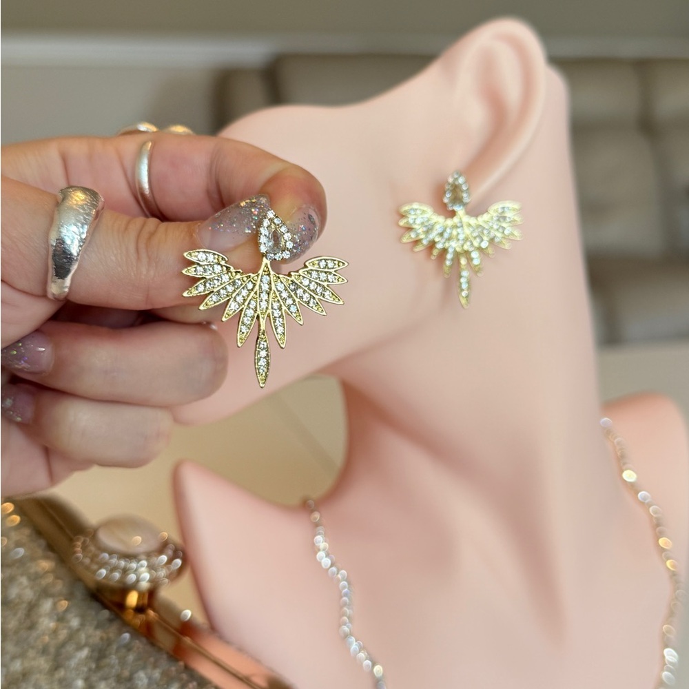 ⚜️ Elegant Gold Winged Earrings - Picture 4 of 10